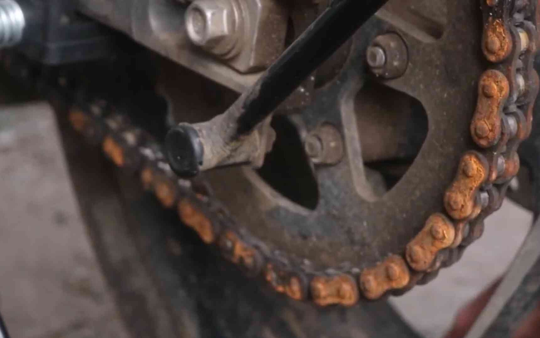 Rusty motorcycle chain because of not lubing